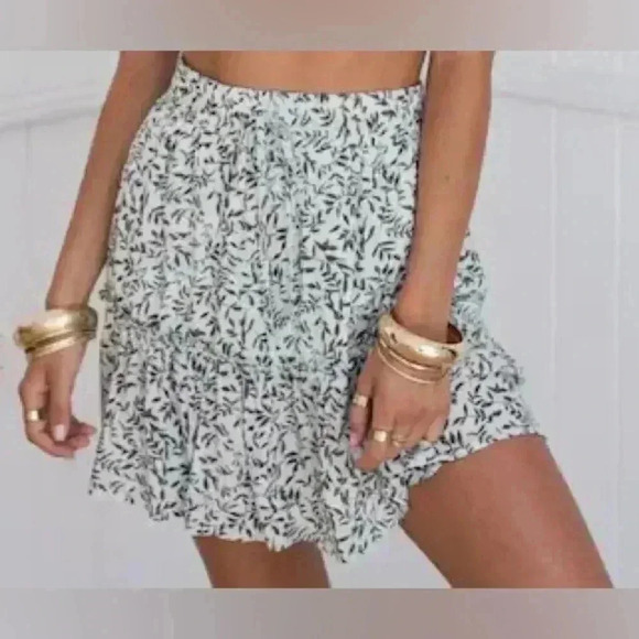 GIRL AND THE SUN MELTING RUFFLE SKIRT WHITE GREEN LEAF NWT SIZE M - Picture 9 of 9